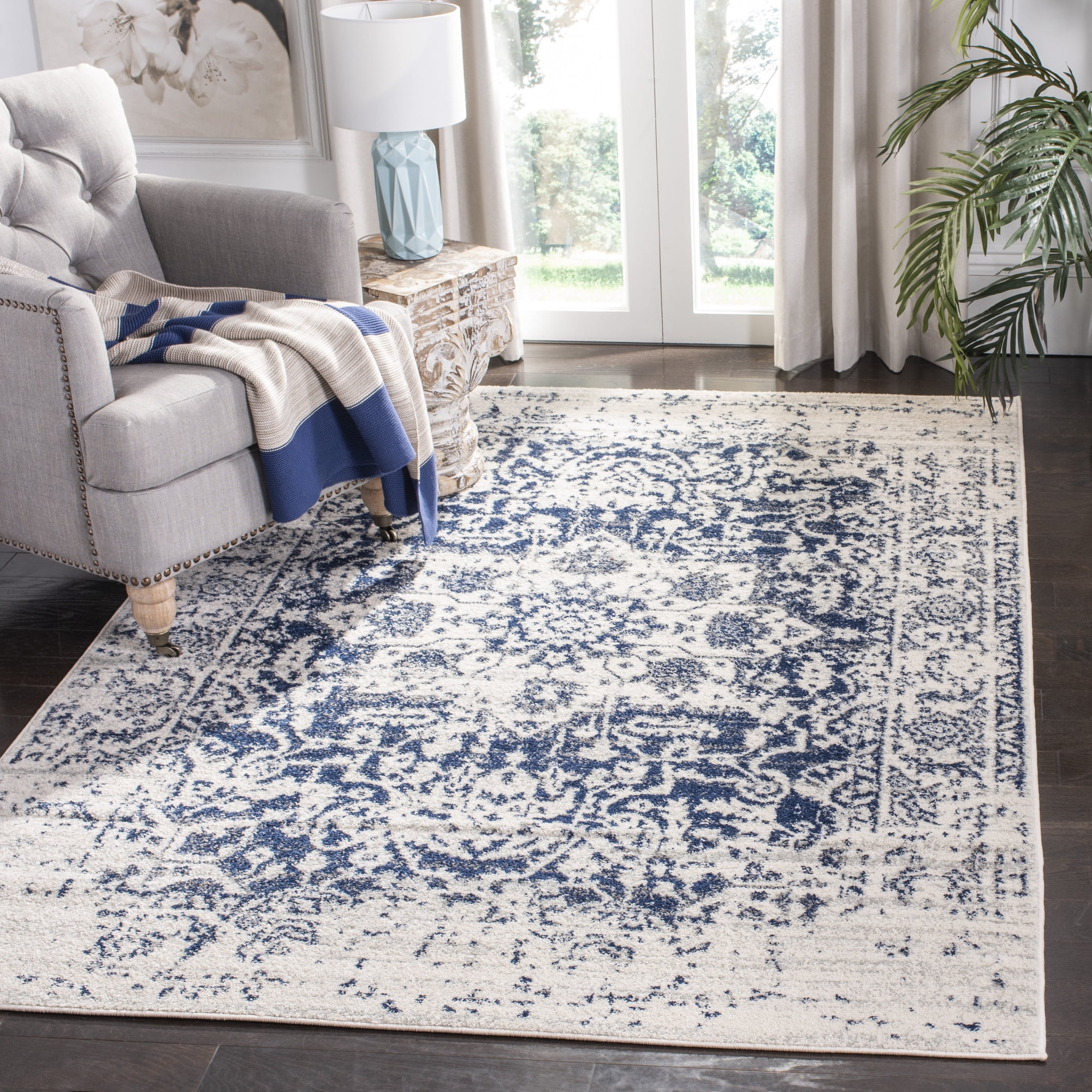 SAFAVIEH Madison Katina Oriental Area Rug, Cream/Navy, 5'3" x 7'6" - Traditional Design, Cream & Navy, Non-Shedding & Easy Cleaning, Ideal for Living Room, Bedroom, Dining Space